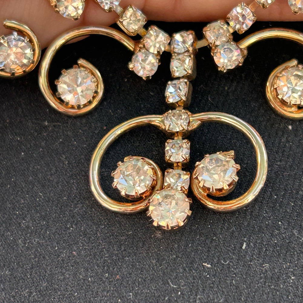 VINTAGE Sarah Coventry 60โs 70โs RARE
Crystal diamond gold drop necklace - Picture 11 of 17